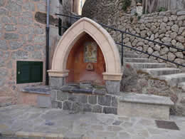 deia monument at foot of Church Parroquiual San Bartolome 